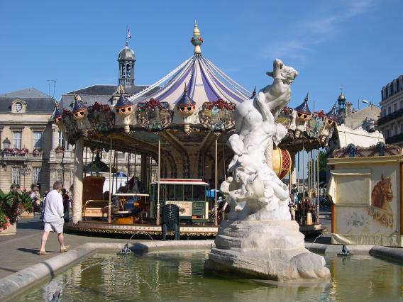  manège pour enfants (place de l'hôtel de ville)